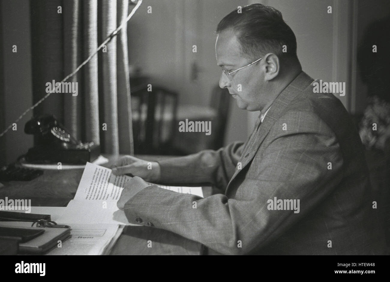 1930er Jahre, Konrad Henlein, der Führer der Sudeten Deutschen Bewegung und die Czechoslovkian politische Partei, die SdP, an seinem Schreibtisch. Stockfoto