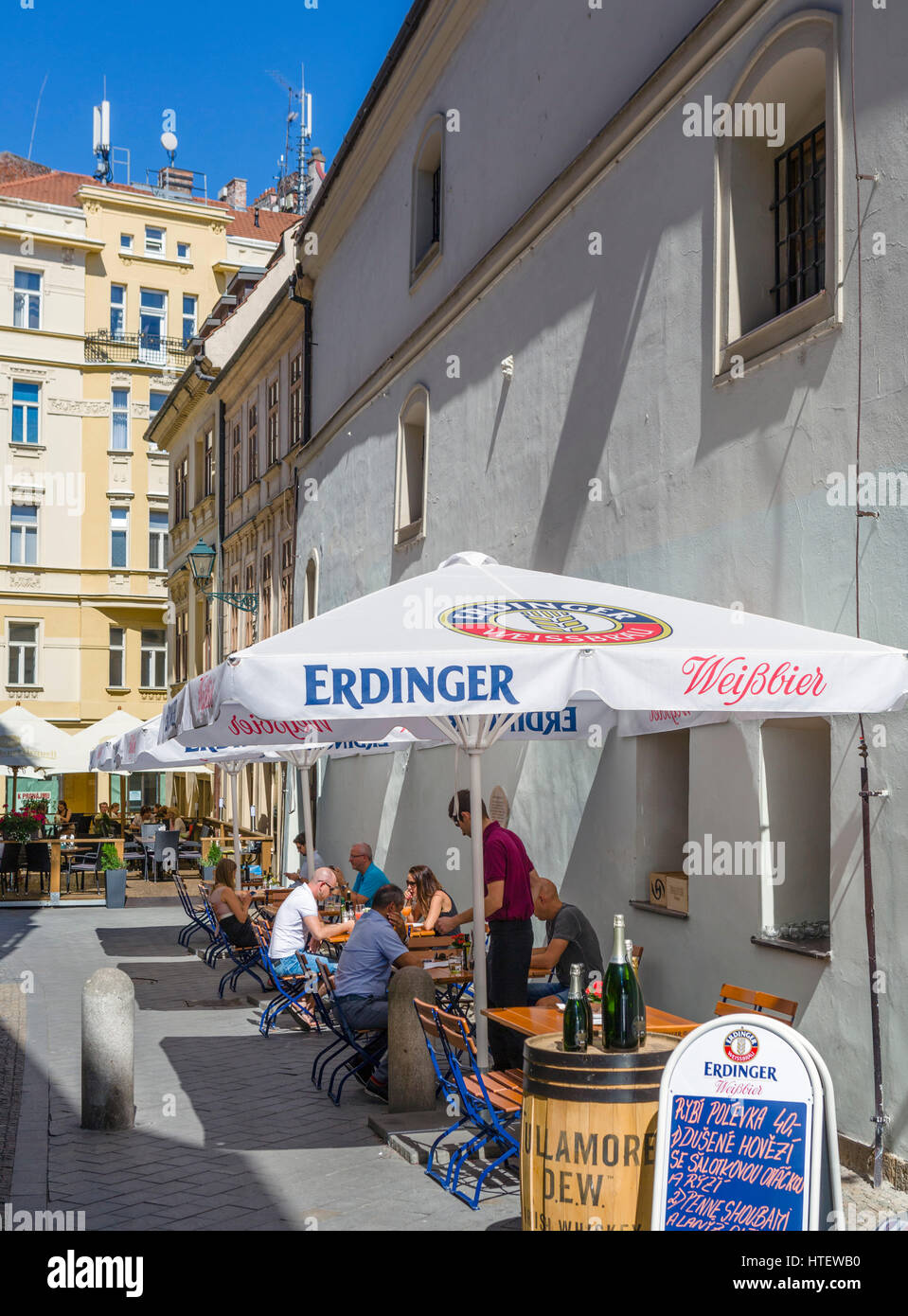 Brno, Tschechische Republik. Straßencafé im Zentrum der Altstadt, Brünn, Mähren, Tschechien. Stockfoto