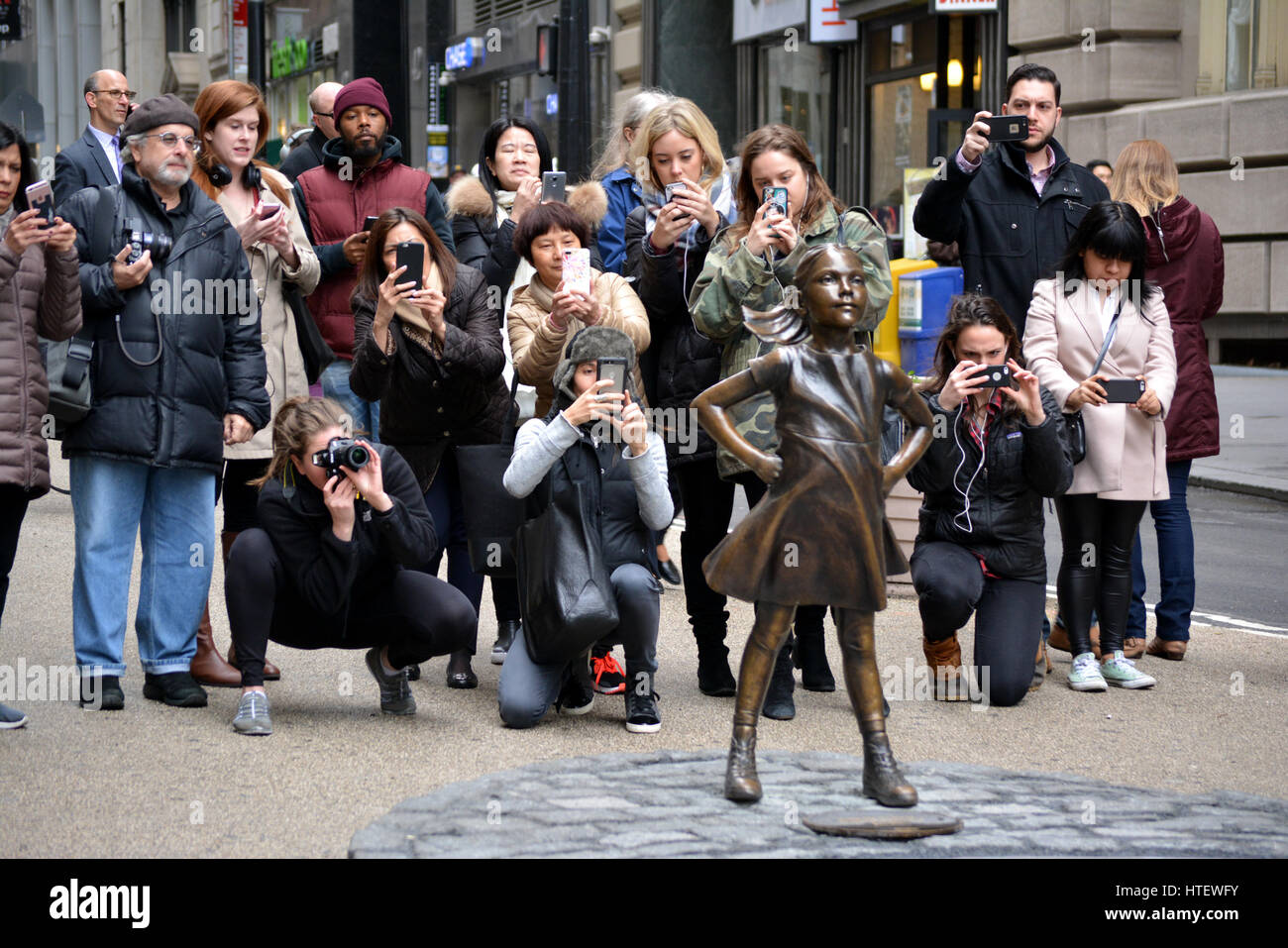 Menschen die Bilder von 'The Fearless Girl' Statue in Lower Manhattan. Stockfoto