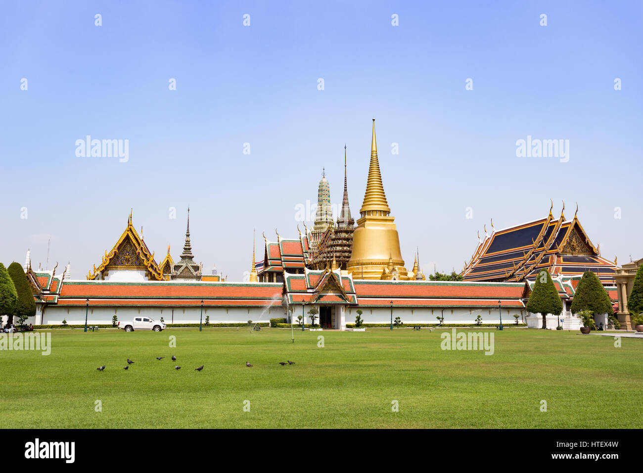 BANGKOK, THAILAND April 23: Wat Pra Keo, Grand Palast unter heißem Wetter im Sommer. am 23. April 2016 in Bangkok, Thailand. Stockfoto