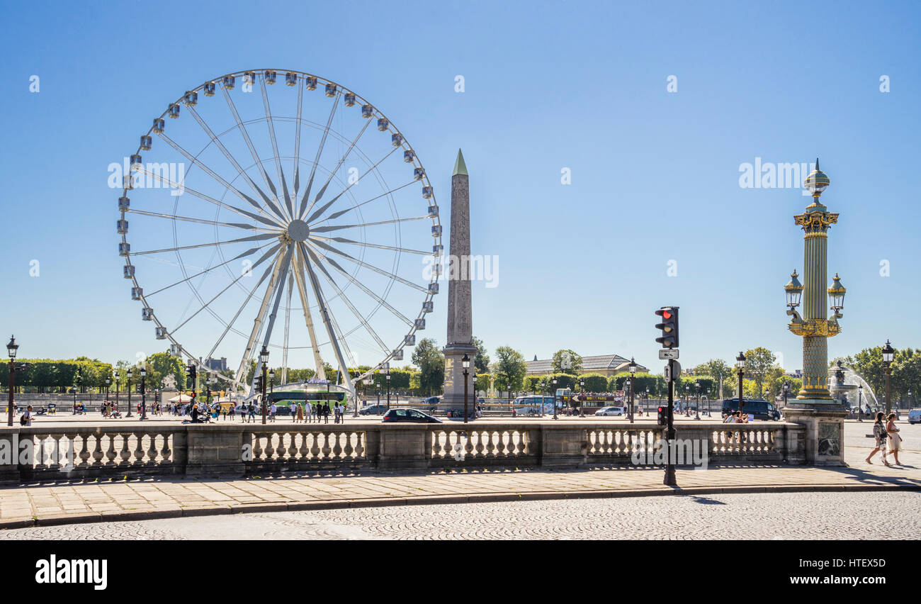 Frankreich, Paris, Place De La Concorde, Grand Karussell Feries Rad und der Obelisk von Luxor Stockfoto
