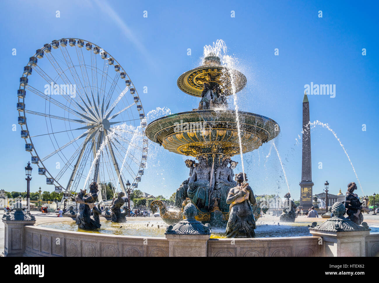Frankreich, Paris, Brunnen der Flüsse auf dem Place De La Concorde, vor dem Hintergrund des Grand Karussell Feries Rades und der Obelisk von Luxor Stockfoto