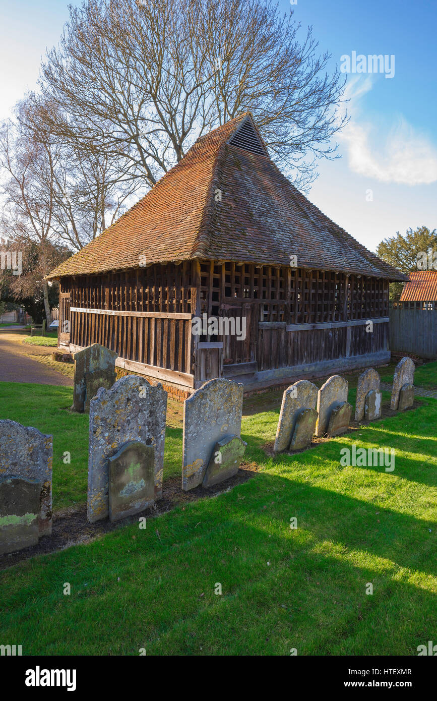 East Bergholt Suffolk, dem einzigartigen Fachwerk-externe Glocke Käfig an der Kirche St Mary in Suffolk Dorf East Bergholt, England, Großbritannien Stockfoto
