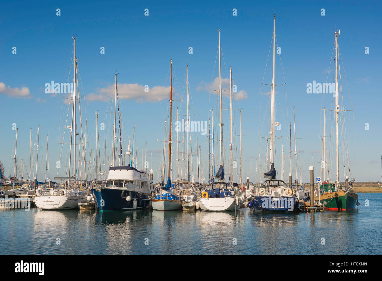 Marina Winter, Yachten und Boote vor Anker in einer Marina während der Winter Monate, England, UK. Stockfoto