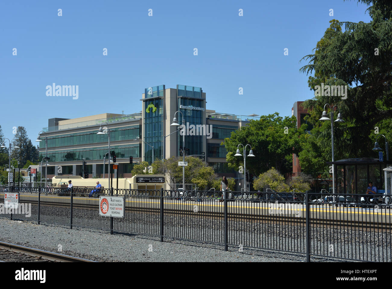 CalTrain Station in Palo Alto, Kalifornien mit Blick auf Survey Monkey Bürogebäude Stockfoto