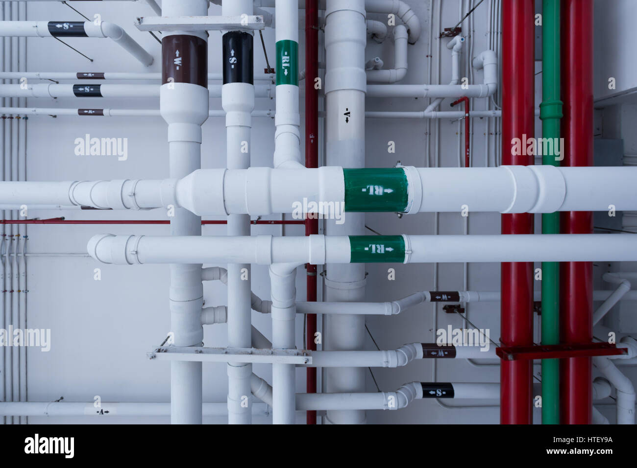 Sanitäranlage und Rohrsysteme an Eigentumswohnung Decke installiert. Stockfoto