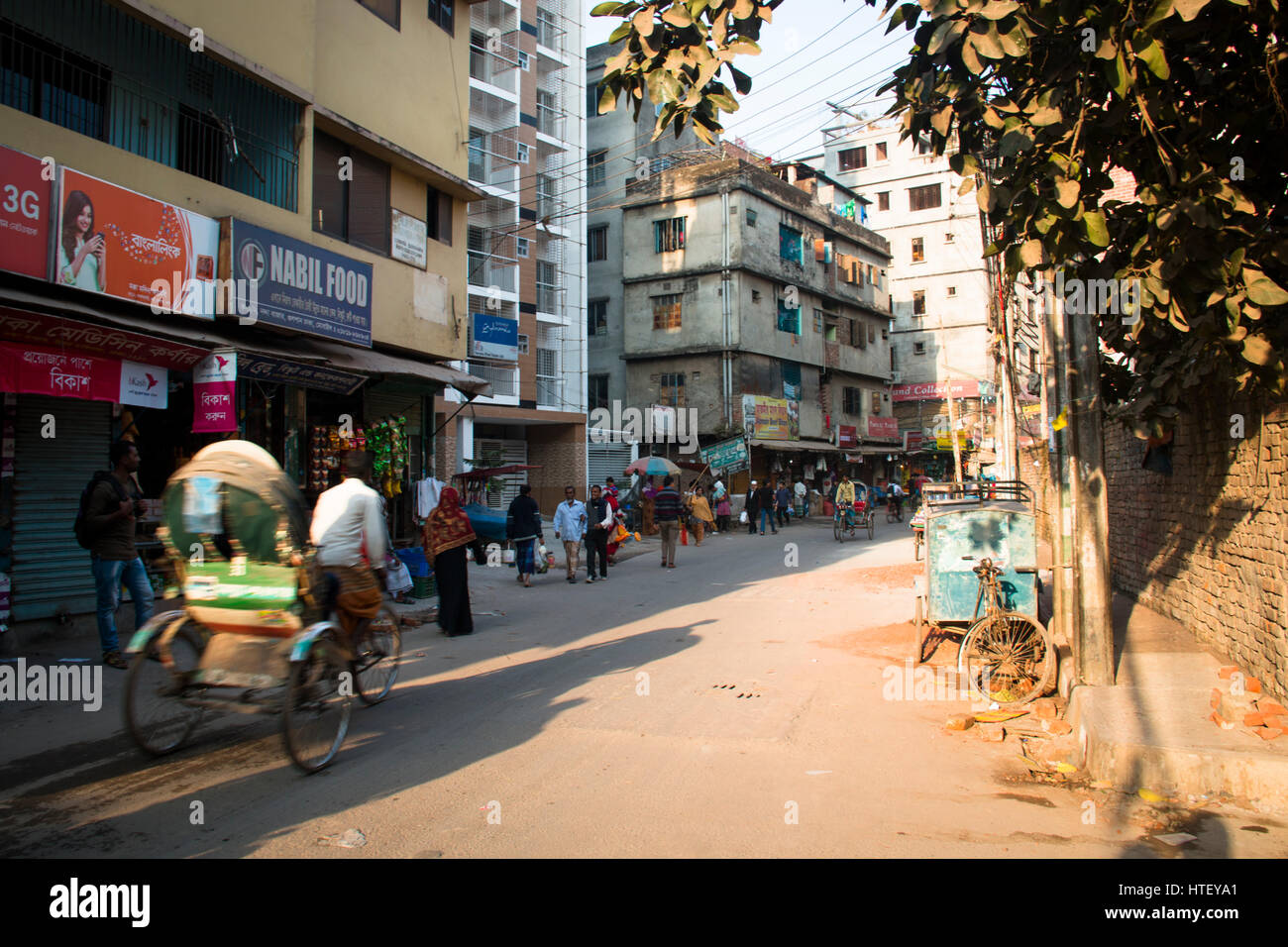 DHAKA, Bangladesch - Februar 2017: Mann reitet eine leere Rikscha auf den Straßen von Dhaka in Bangladesch Stockfoto