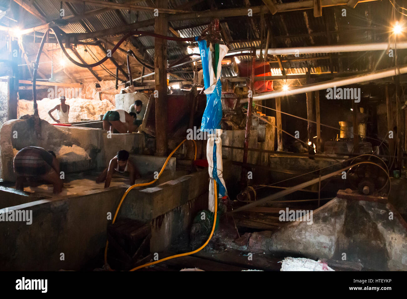 CHITTAGONG, Bangladesch - Februar 2017: Männer Reinigung Salz in einer Fabrik am Hafen von Chittagong in Bangladesch Stockfoto