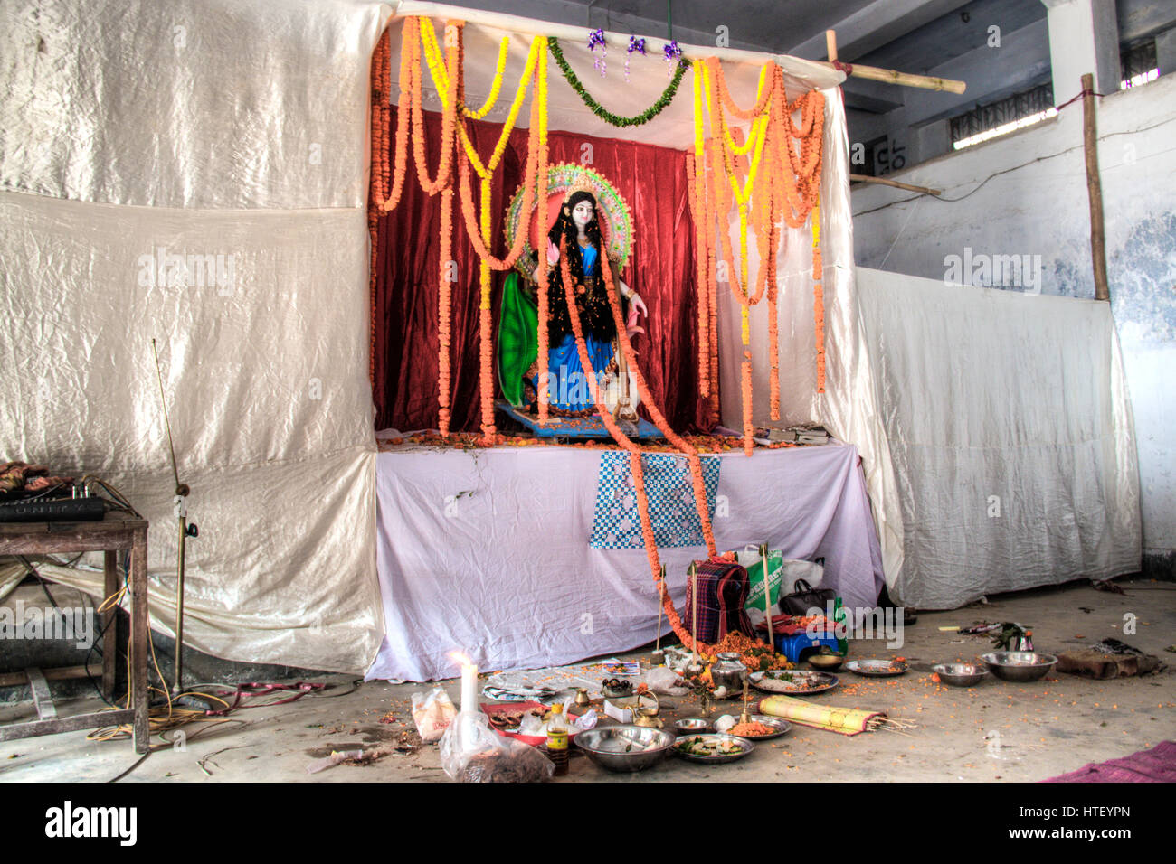 Ein kleiner hinduistischer Altar in einem geschminkten Tempel in einer alten Schule in Chittagong, Bangladesch Stockfoto