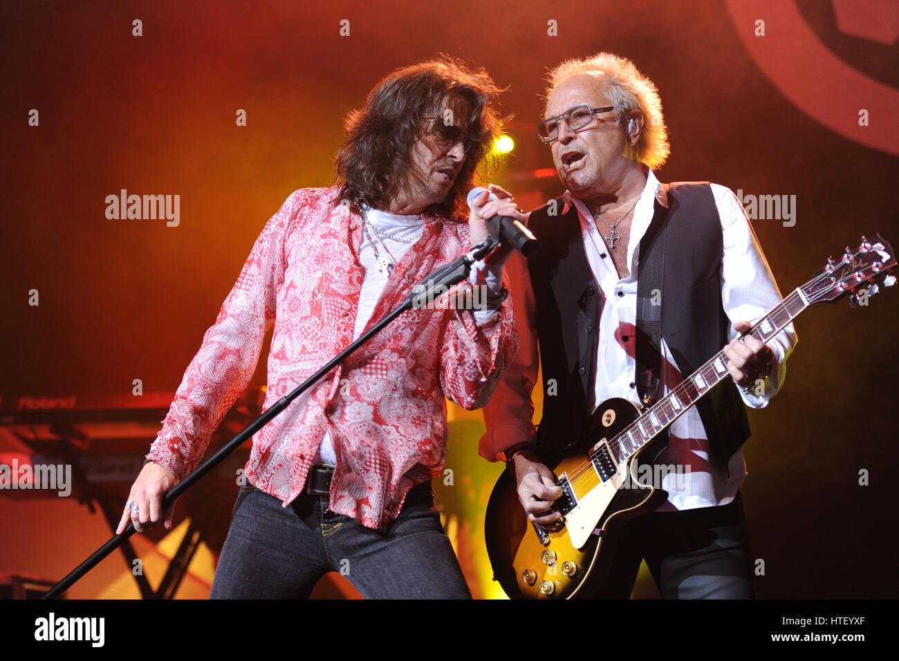 (L) Kelly Hansen und Mick Jones von Ausländer führen im Hard Rock live im Seminole Hard Rock Hotel and Casino am 14. Januar 2010 in Hollywood, Florida statt Stockfoto