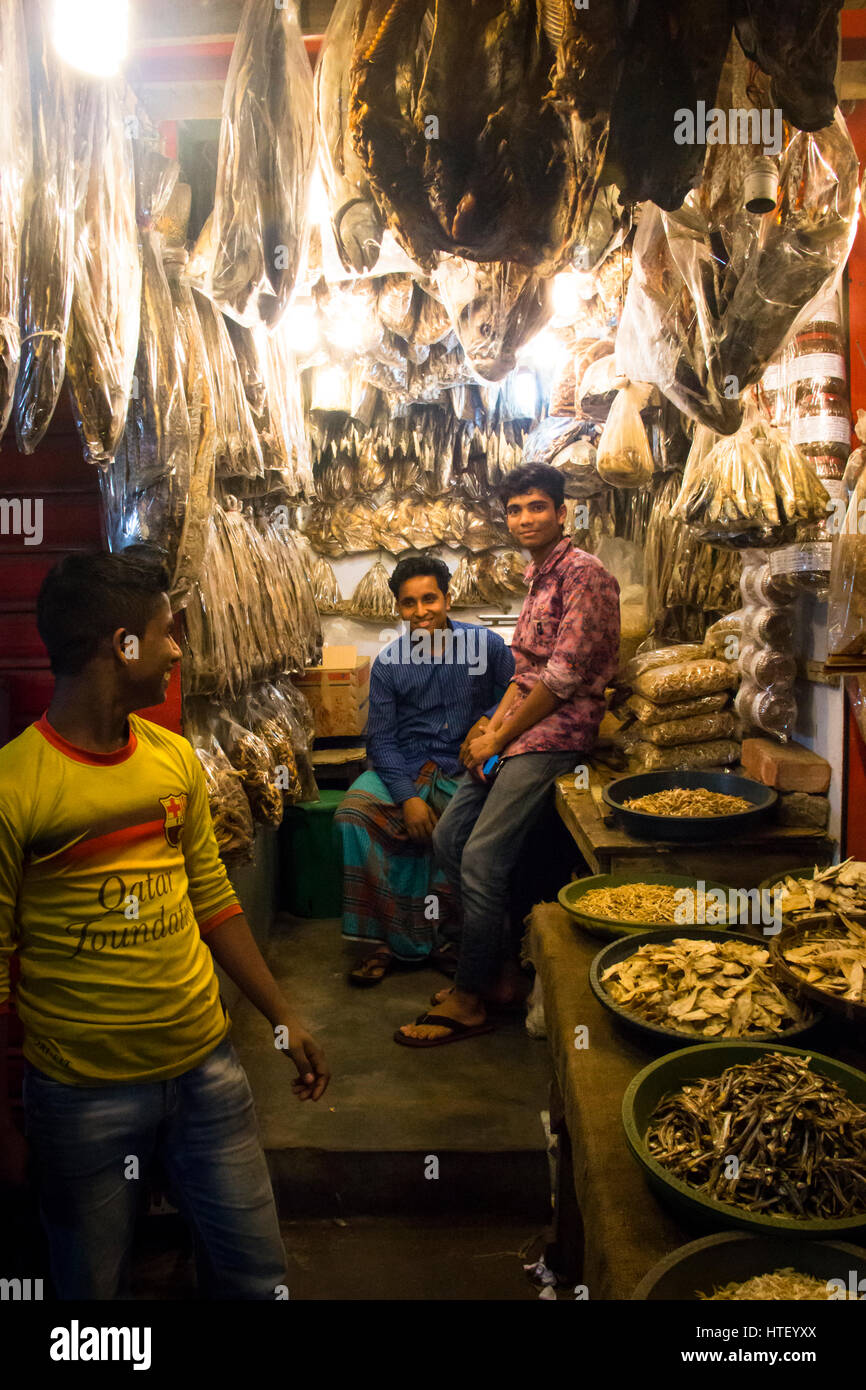 CHITTAGONG, Bangladesch - Februar 2017: Menschen mit einen kleinen Laden mit getrocknetem Fisch auf dem zentralen Bazar Markt in Chittagong, Bangladesch Stockfoto