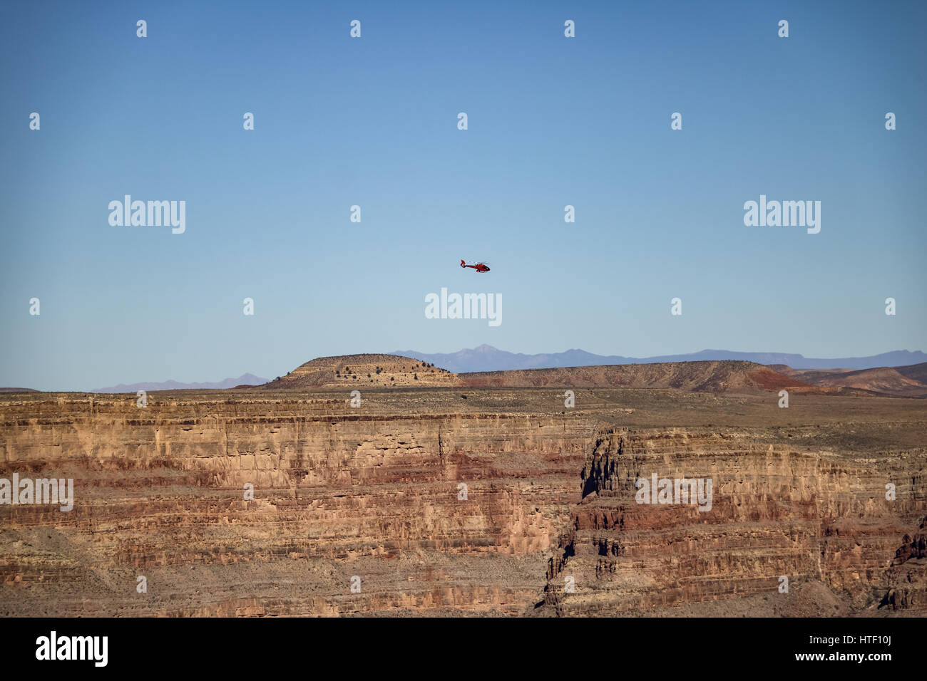 Hubschrauber fliegen über Grand Canyon West Rim - Arizona, USA Stockfoto