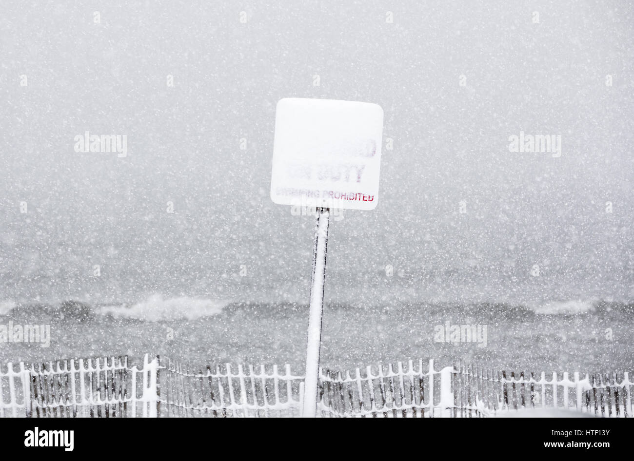 Long Island-Strand-Szene mit Schneefall und ein Schnee bedeckt Zeichen Stockfoto