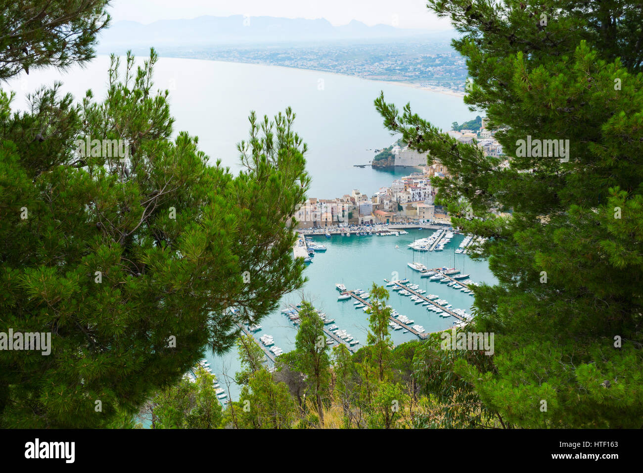 Panorama der Hafen von Castellammare del Golfo. Alten sizilianischen Fischerdorf. Hafen mit Ankern Yachten. Die Orte der Montalbano, TV-Dramen. Stockfoto