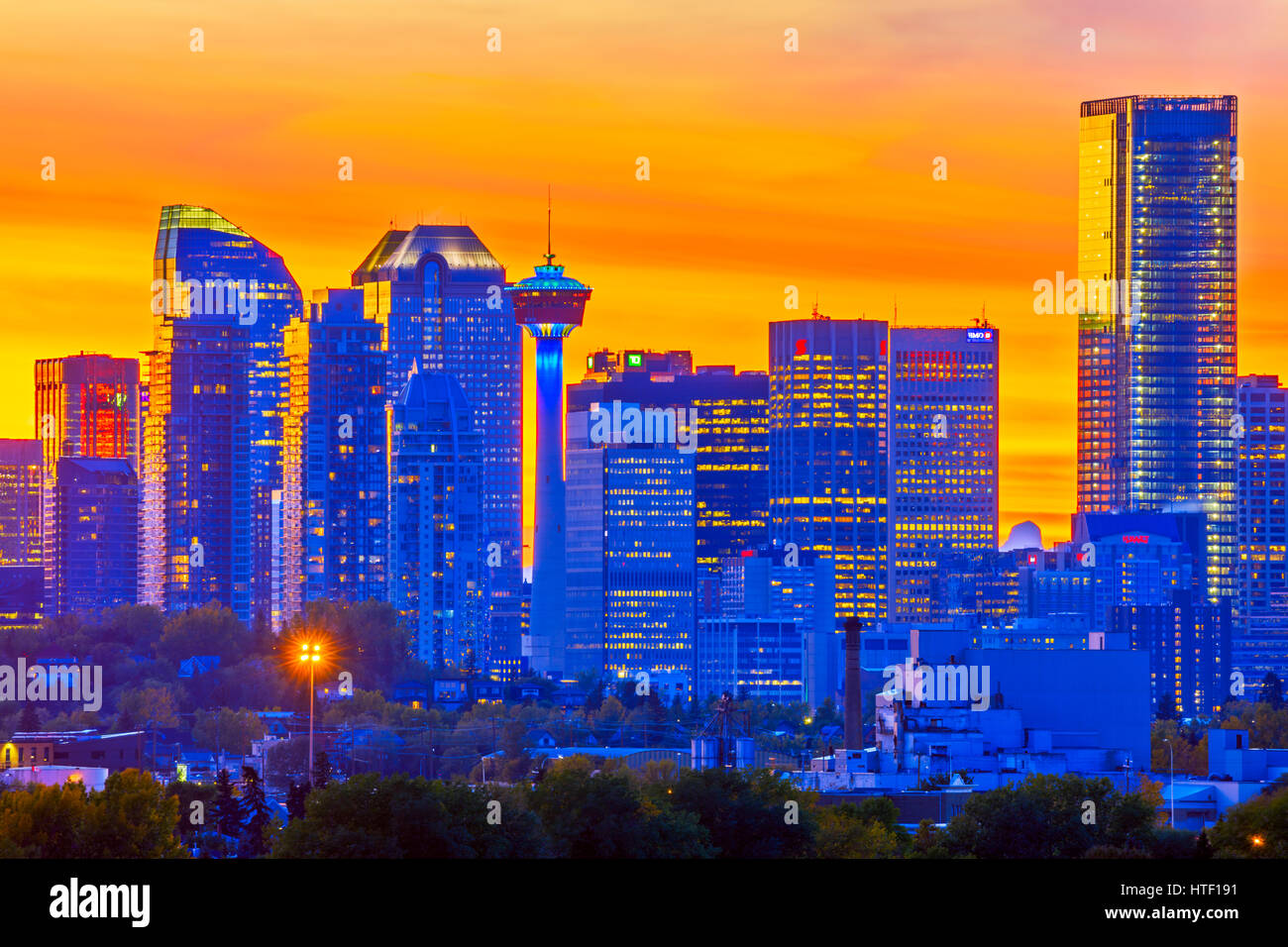 Die Innenstadt von Calgary Skyline in der Abenddämmerung, Alberta Stockfoto