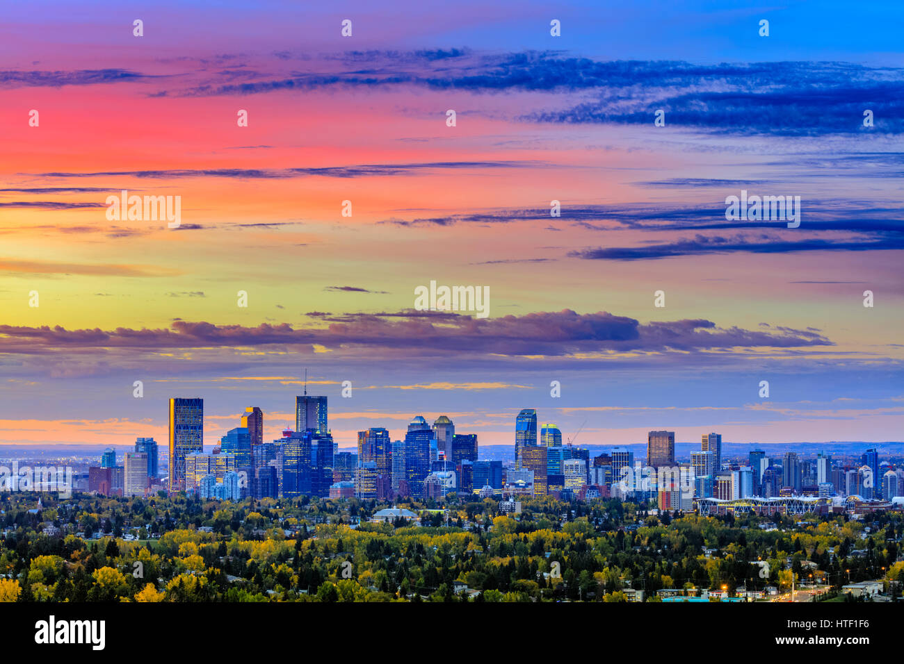 Skyline von Downtown Calgary bei Sonnenaufgang, Alberta Stockfoto