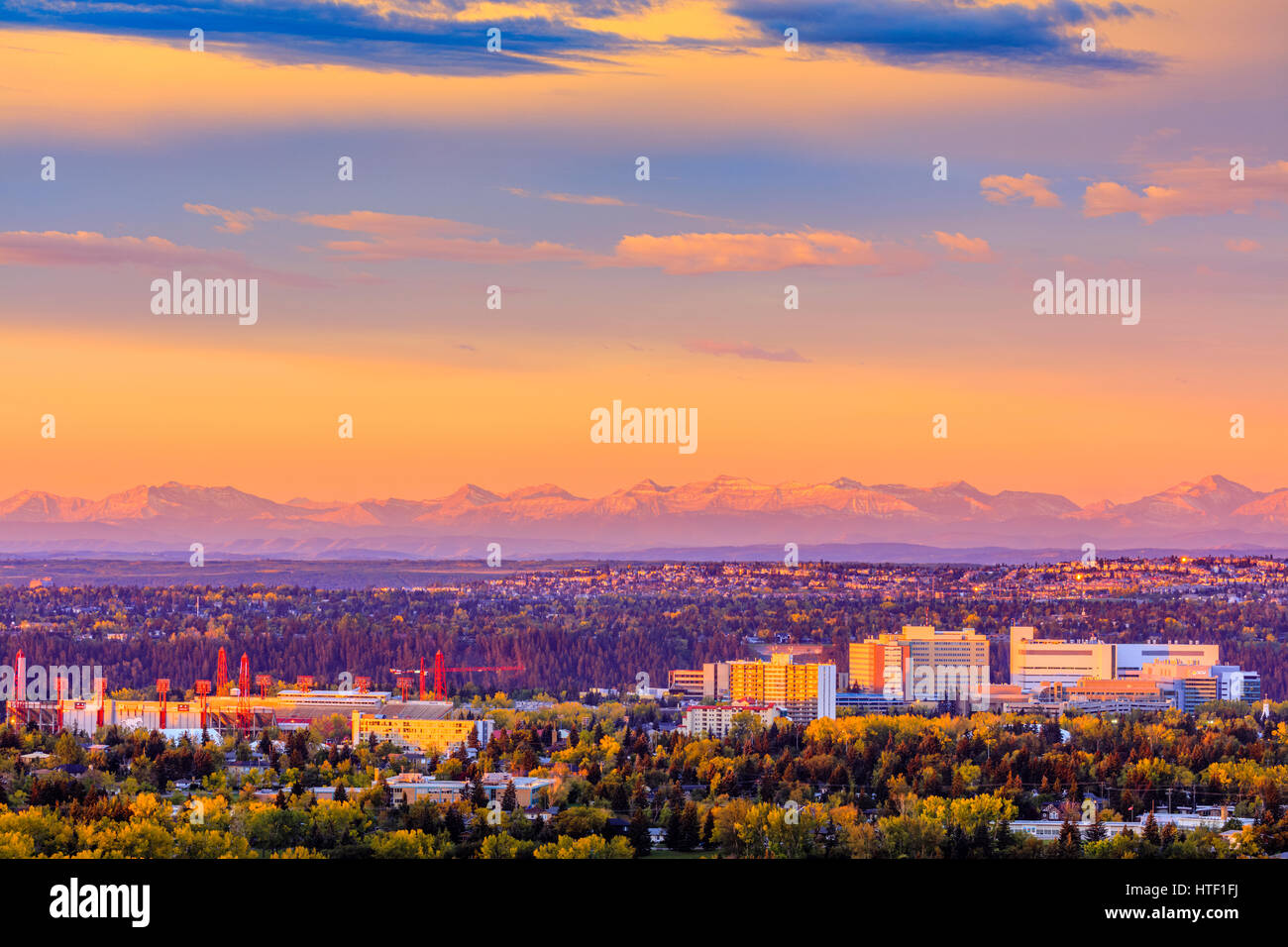 Skyline von Calgary bei Sonnenaufgang Stockfoto