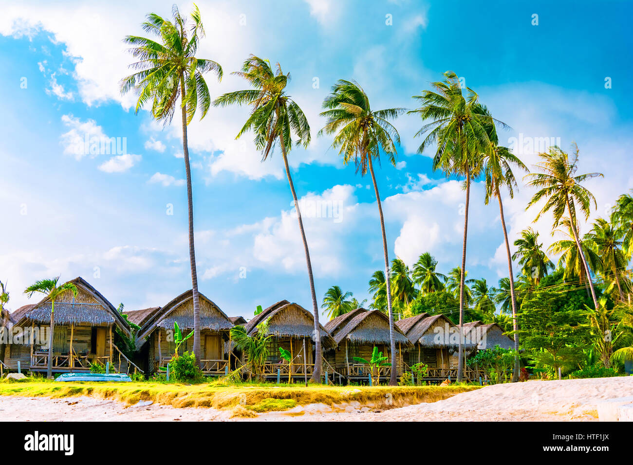 Reihe von Bungalows an einem tropischen Strand, Ko Pha Ngan, Thailand Stockfoto