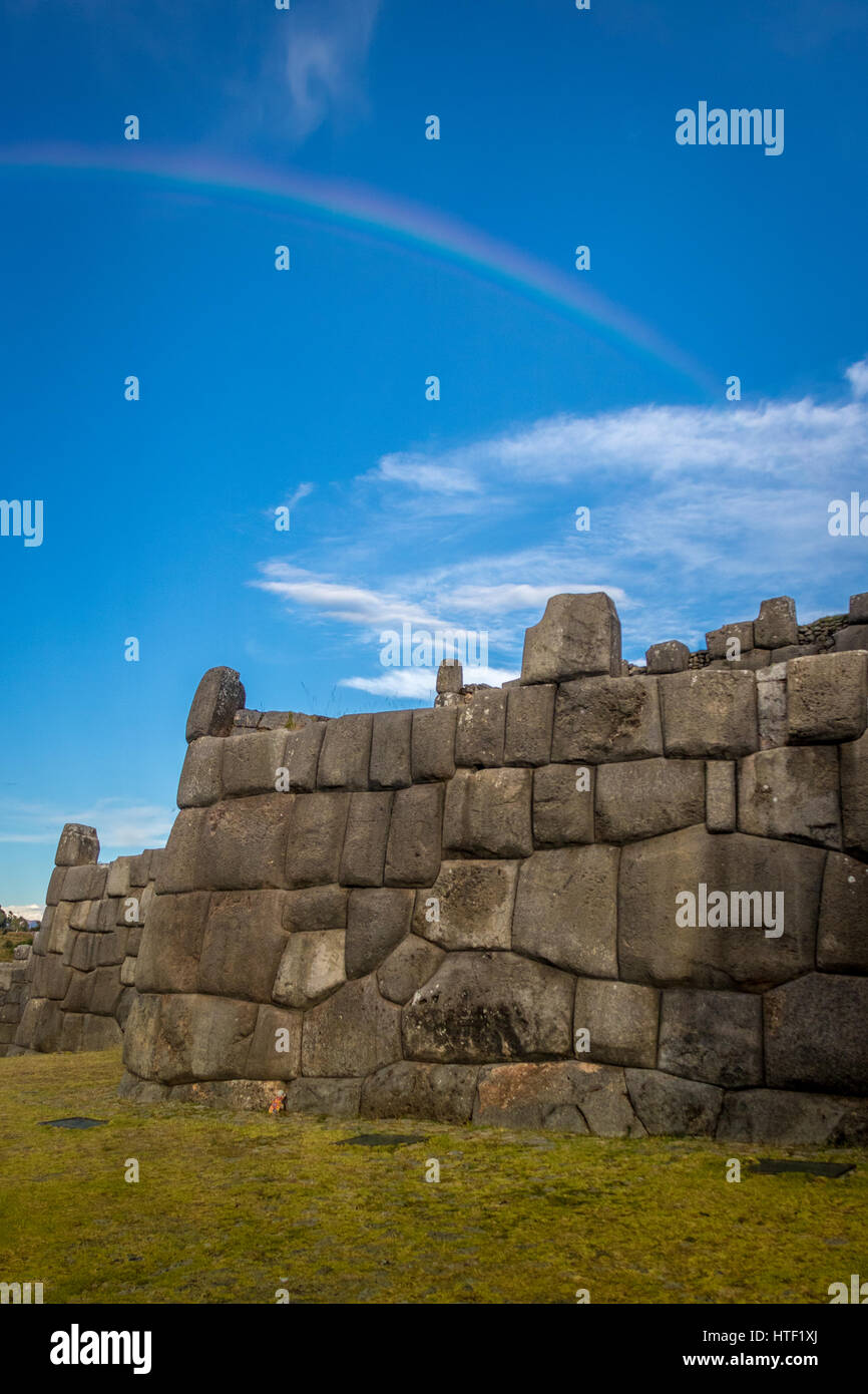 Regenbogen über Saksaywaman Ruinen in Cusco - Peru Stockfoto