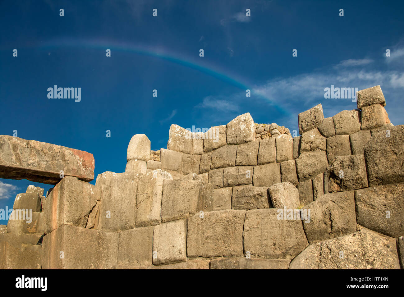 Regenbogen über Saksaywaman Ruinen in Cusco - Peru Stockfoto