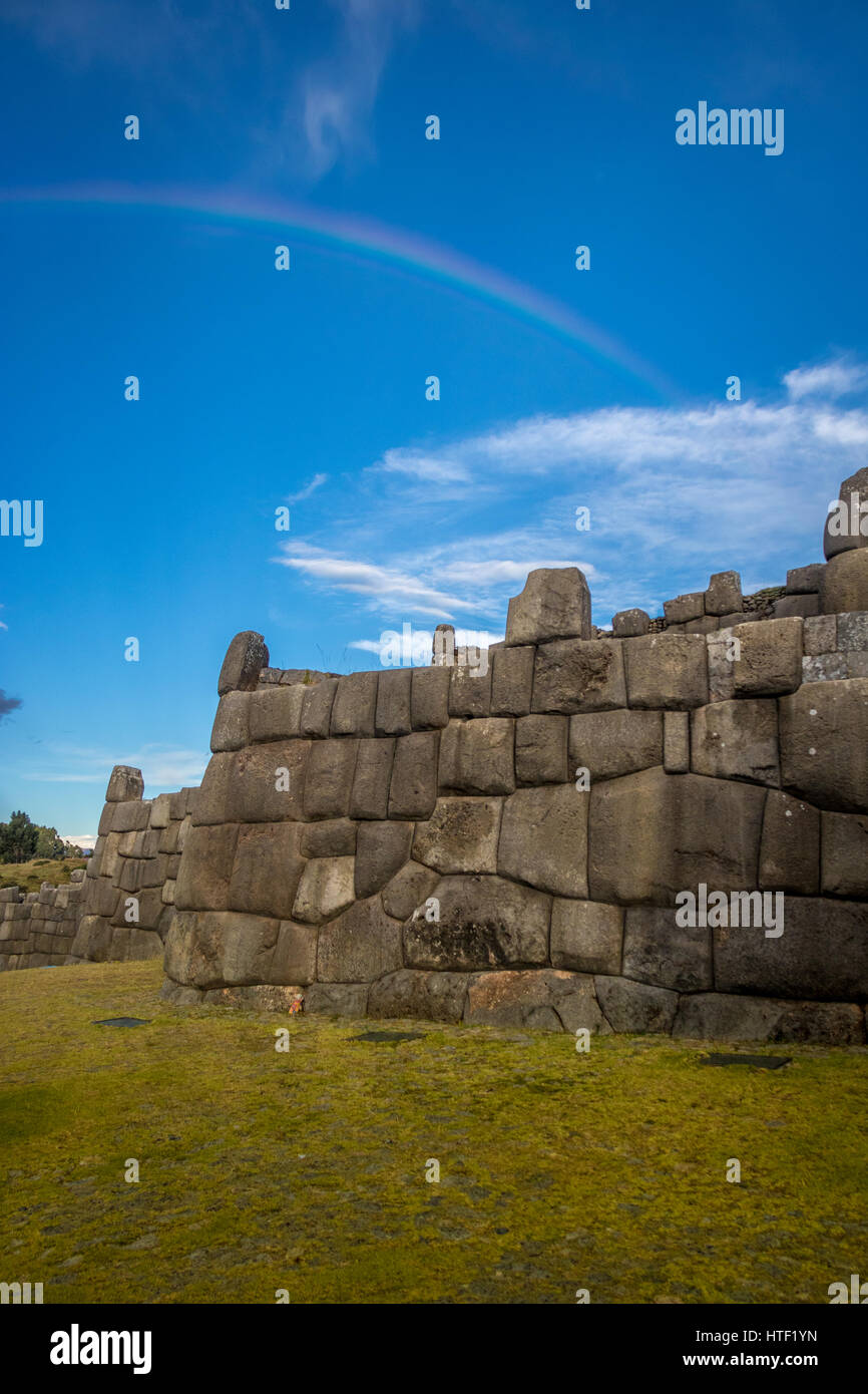 Regenbogen über Saksaywaman Ruinen in Cusco - Peru Stockfoto