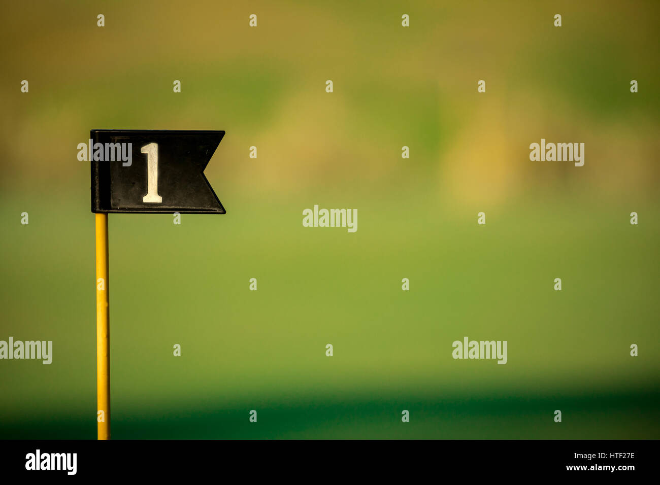 Golf-Flag für die erste Bohrung mit selektiven Fokus Stockfoto