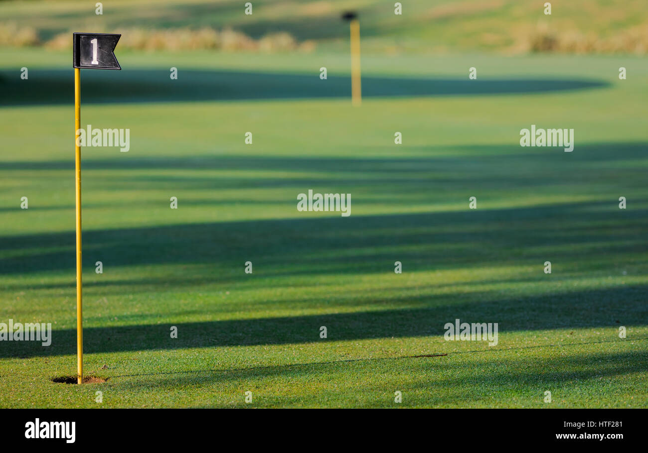 Golf-Flag für die erste Bohrung mit selektiven Fokus Stockfoto