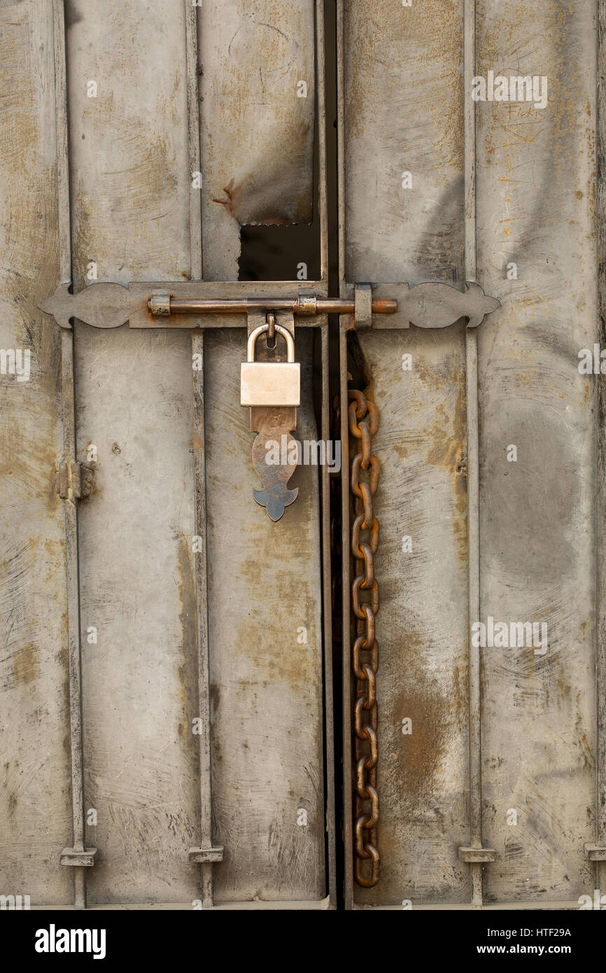 Rustikale Metalltür Messingschlösser mit rostigen Kette Stockfoto