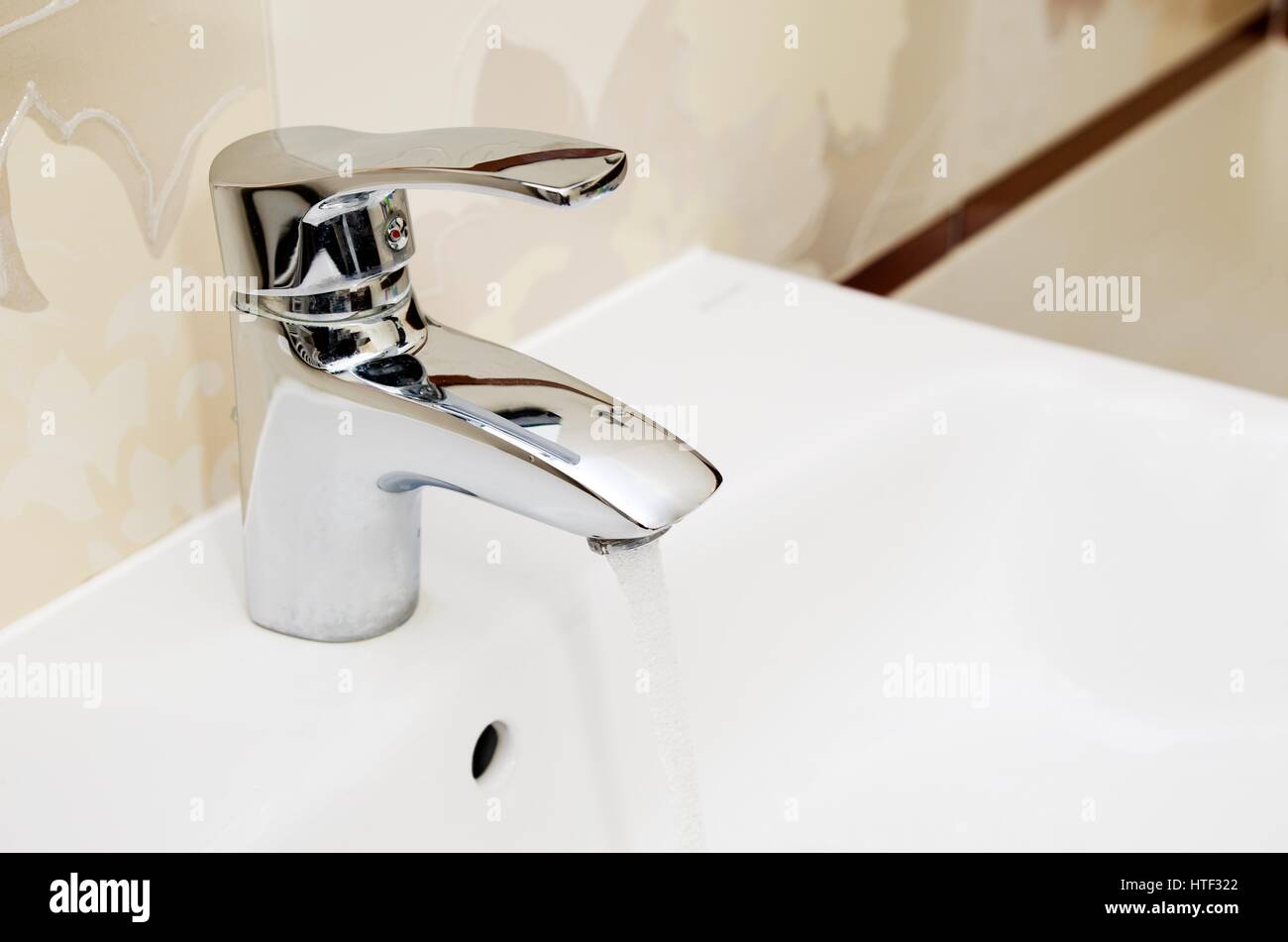 Wasserhahn im sauberen Badezimmer. Versorgungsunternehmen Wasser Rechnung Kosten steigen waschen Zusammensetzung Stockfoto