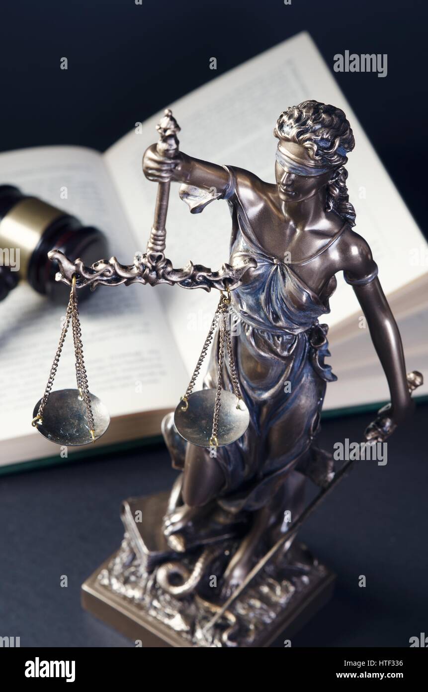 Begriff mit Themis, Symbol der Gerechtigkeit. Recht Gerechtigkeit Anwalt Themis Rechtsanwalt Skala rechtliche Buch Konzept Stockfoto