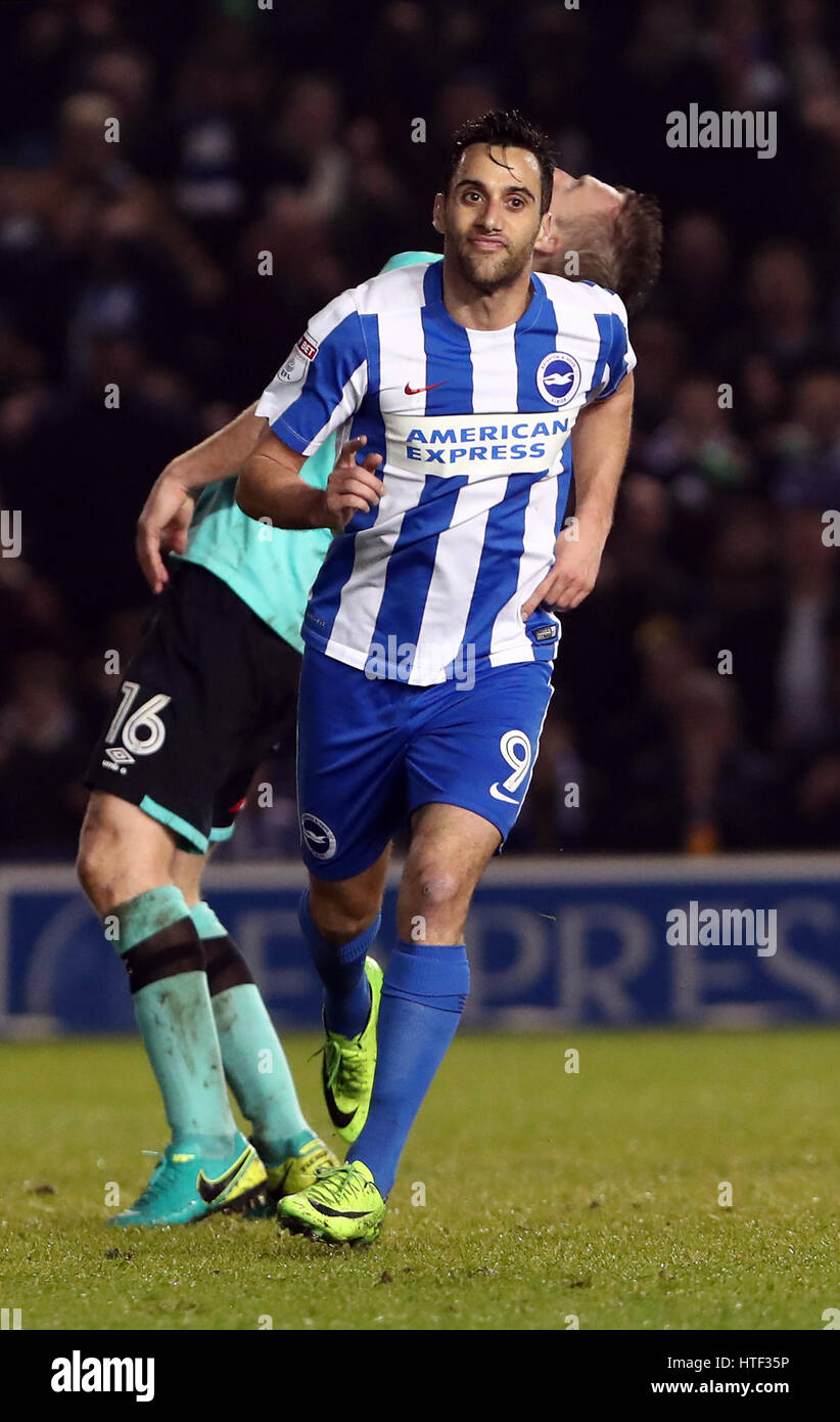 Brighton & Hove Albion Sam Baldock feiert erzielte das zweite Tor für seine Mannschaft während der Himmel Bet Meisterschaftsspiel im AMEX Stadium Brighton. Stockfoto