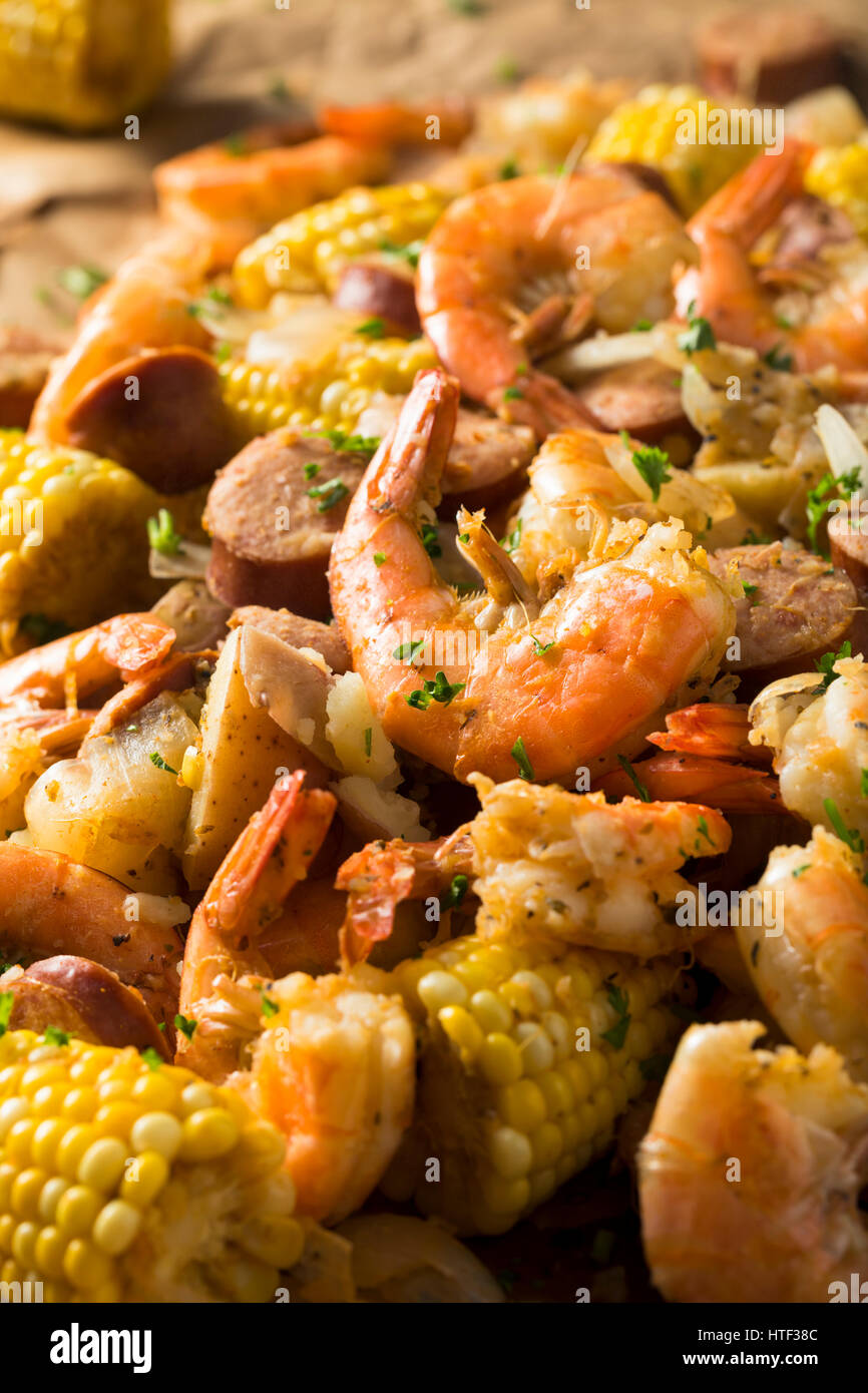 Hausgemachte traditionelle Cajun Garnelen kochen mit Wurst Kartoffel und Mais Stockfoto