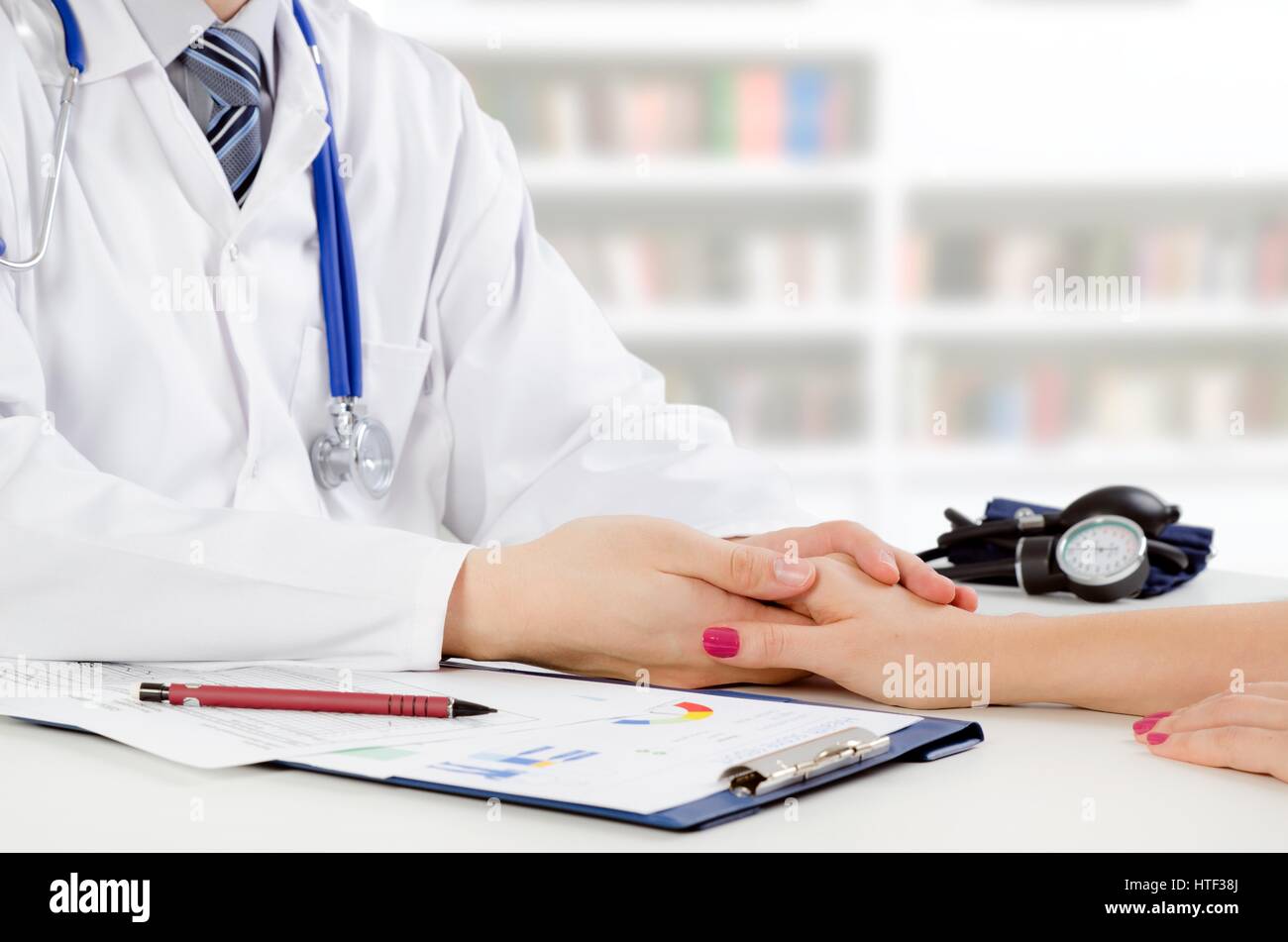 Arzt und Patient ärztliche Beratung. Arzt Patient Gesundheitswesen Büro Schreibtisch Stethoskop medizinisches Konzept Stockfoto