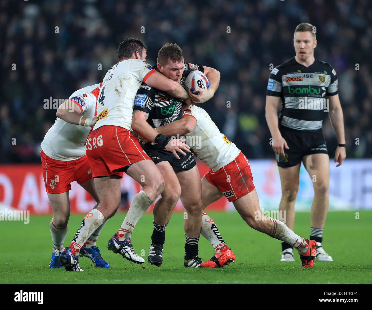 St Helens Luke Douglas (links) und James Roby angehen Hull FC Scott Taylor während der Betfred Super League-Spiel im Stadion KCOM, Rumpf. Stockfoto