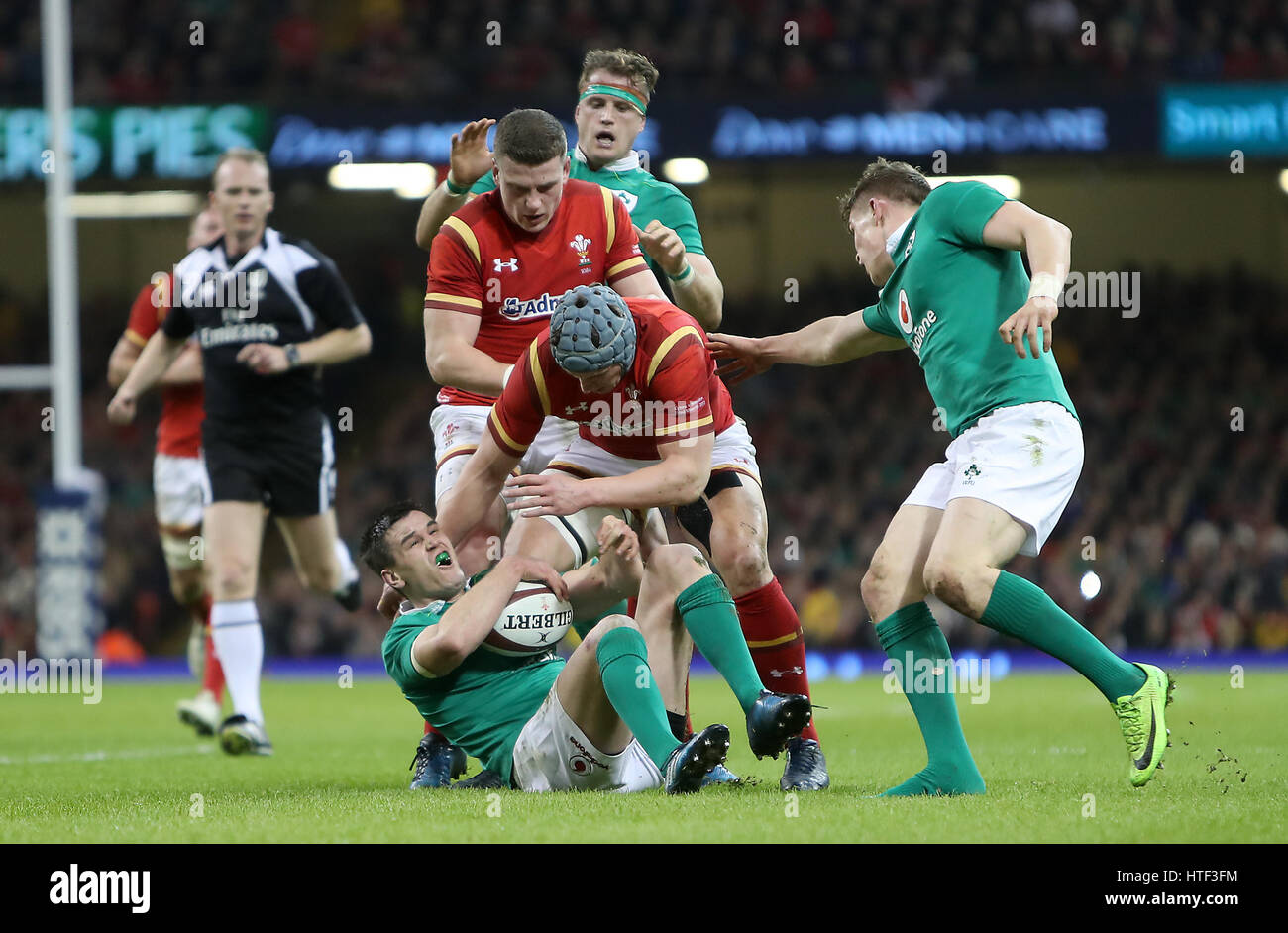 Irlands Johnny Sexton (Mitte) wird während der RBS Six Nations im Fürstentum Stadium, Cardiff, zu Boden gebracht. DRÜCKEN SIE VERBANDSFOTO. Bilddatum: Freitag, 10. März 2017. Siehe PA Story RUGBYU Wales. Bildnachweis sollte lauten: David Davies/PA Wire. Stockfoto