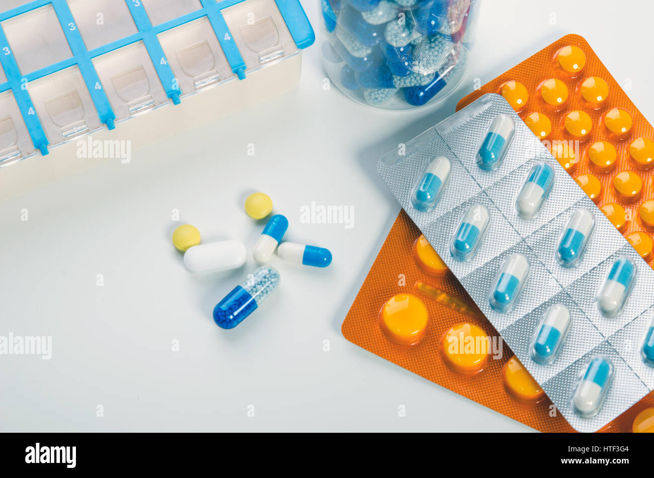 Verschiedene Arten von Drogen auf weißem Hintergrund. Pillen Medizin  Blister Pille weißen Thermometer Medikamente Gesundheitskonzept  Stockfotografie - Alamy
