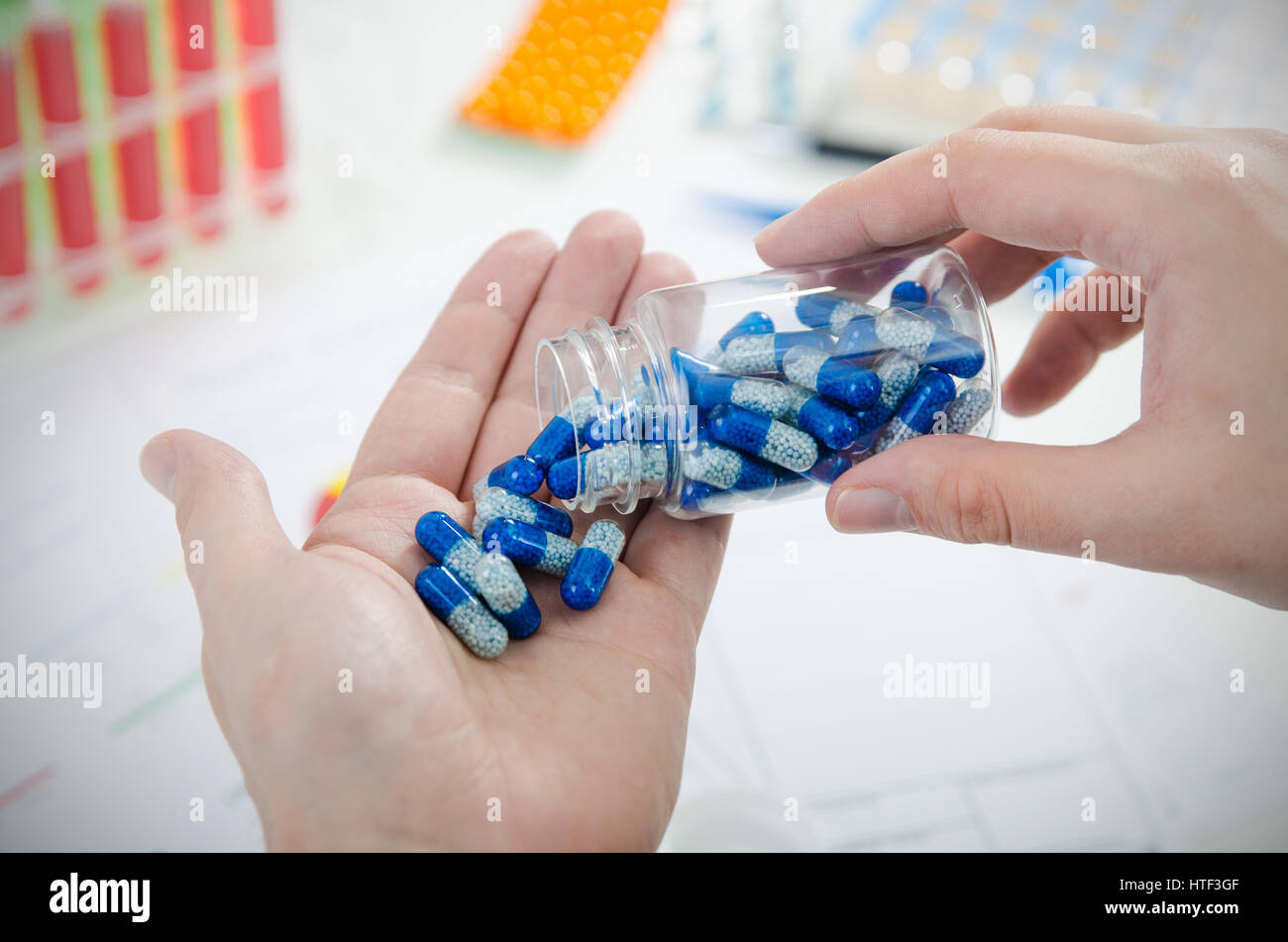 Person Pillen zum Ausgießen. Pille Arzt Hand Gießen Kapsel Flasche Closeup Pillen Konzept Stockfoto