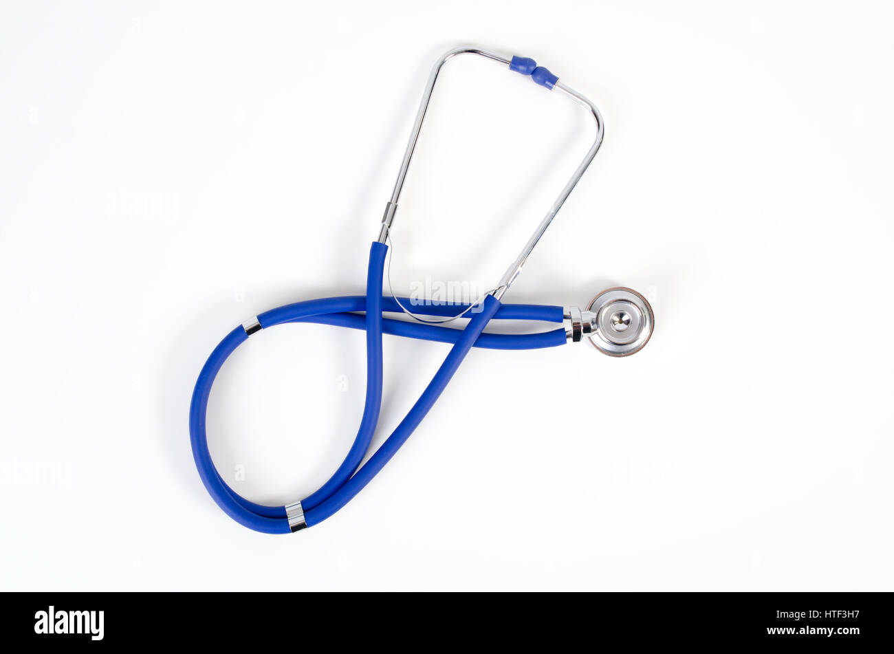 Blaue Stethoskop isoliert auf weiss. Stethoskop isolierten weißen Hintergrund Gesundheitskonzept Check blaue Ausrüstung Stockfoto