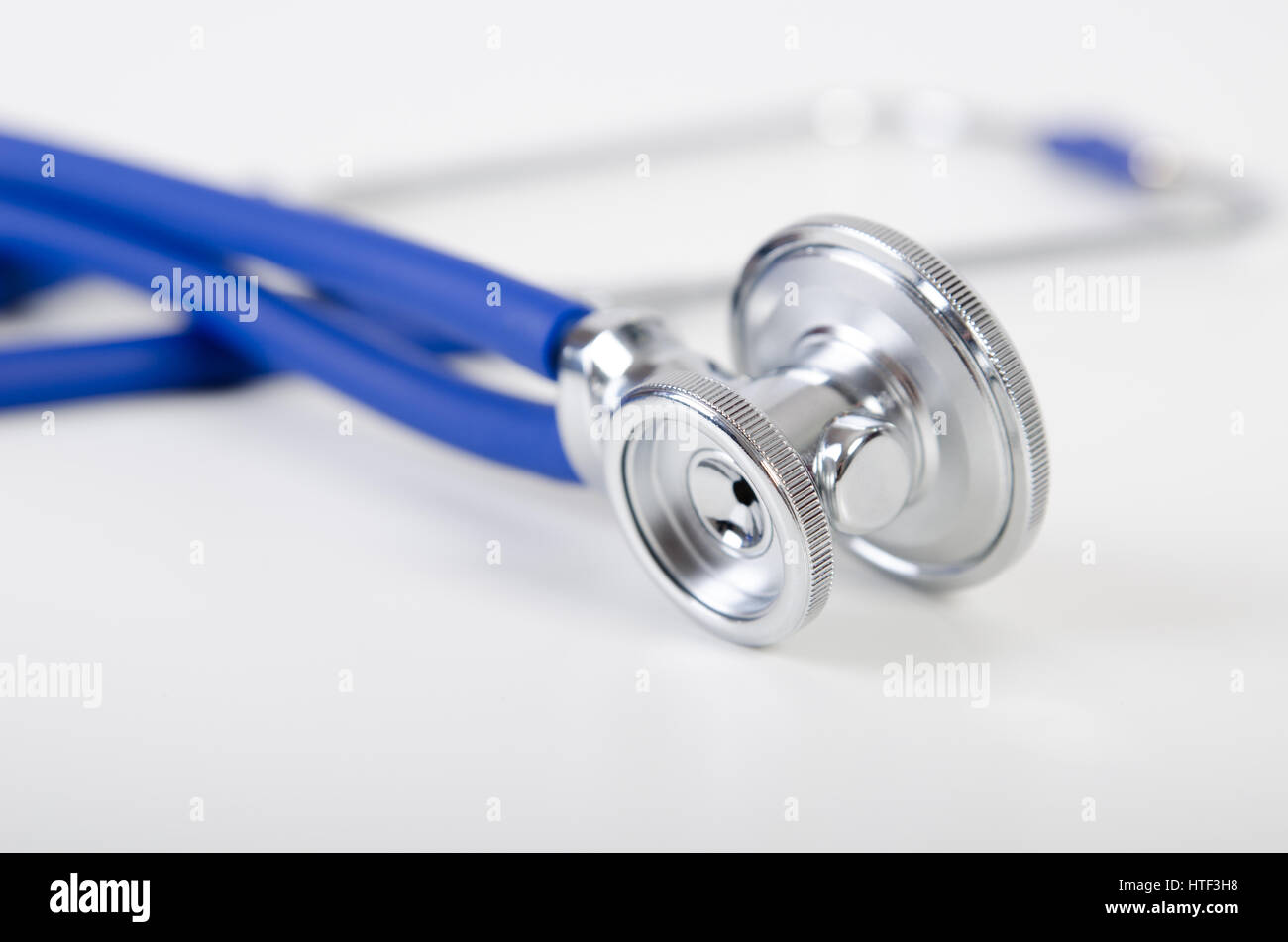 Blaue Stethoskop hautnah. Stethoskop isolierten weißen Hintergrund Gesundheitskonzept Check blaue Ausrüstung Stockfoto