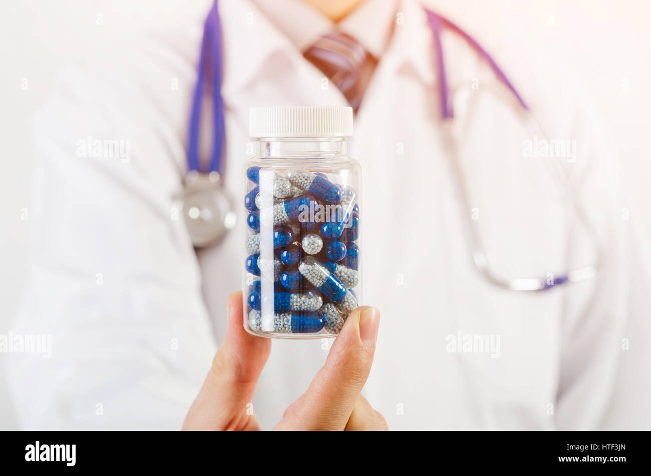 Arzt-Wissenschaftler erfand neue Droge, Kapsel in Händen hält. Pille Medizin Wissenschaft Entdeckung Formel chemische Testkonzept Stockfoto