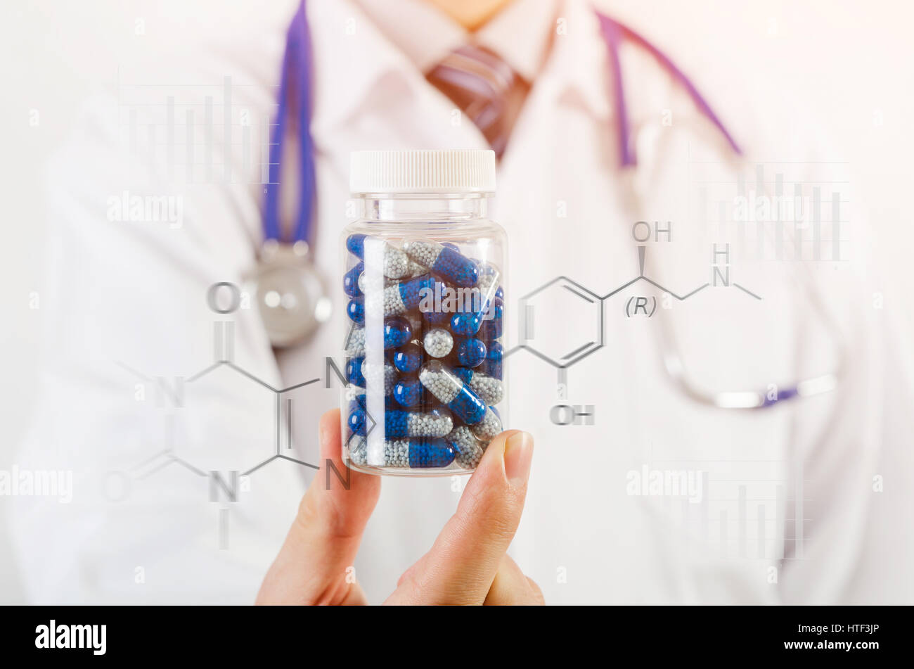 Arzt-Wissenschaftler erfand neue Droge, Kapsel in Händen hält. Pille Medizin Wissenschaft Entdeckung Formel chemische Testkonzept Stockfoto
