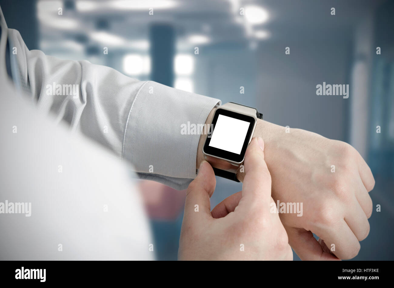 Mann mit Smartwatch mit e-Mail-Notifier. Smartwatch Handgerät benachrichtigen Computer Internet-Nachricht e-Mail-Konzept Stockfoto