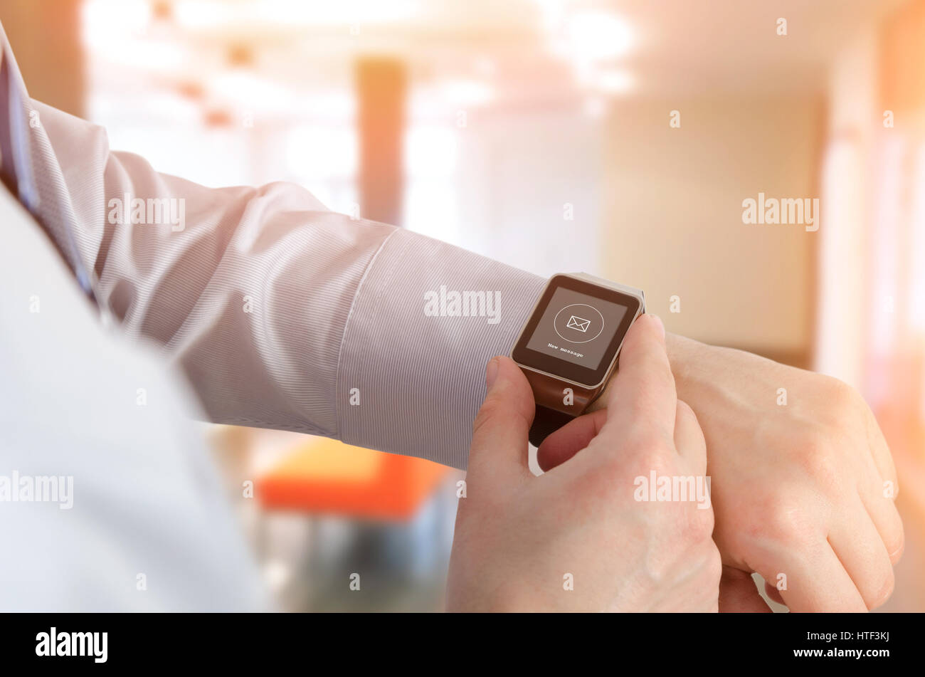 Mann mit Smartwatch mit e-Mail-Notifier. Smartwatch Handgerät benachrichtigen Computer Internet-Nachricht e-Mail-Konzept Stockfoto
