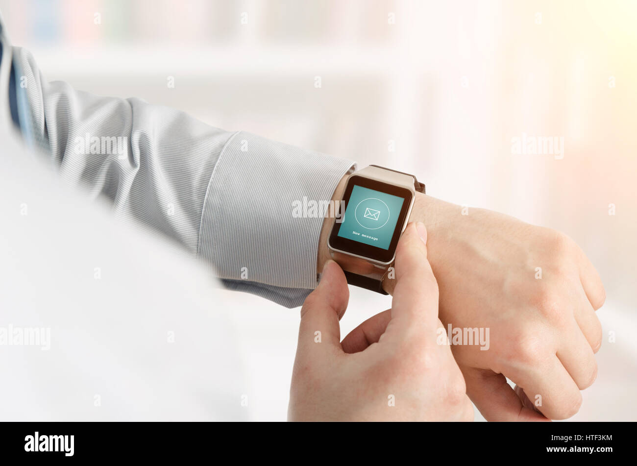 Mann mit Smartwatch mit e-Mail-Notifier. Smartwatch Handgerät benachrichtigen Computer Internet-Nachricht e-Mail-Konzept Stockfoto