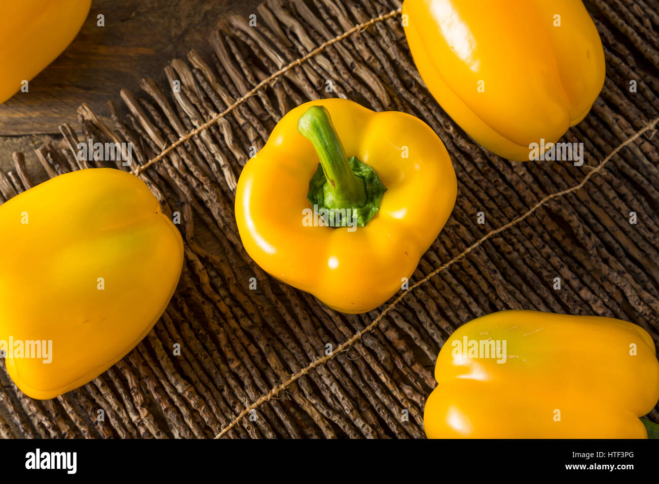 Rohe organische gelbe Paprika bereit zum Einsatz Stockfoto