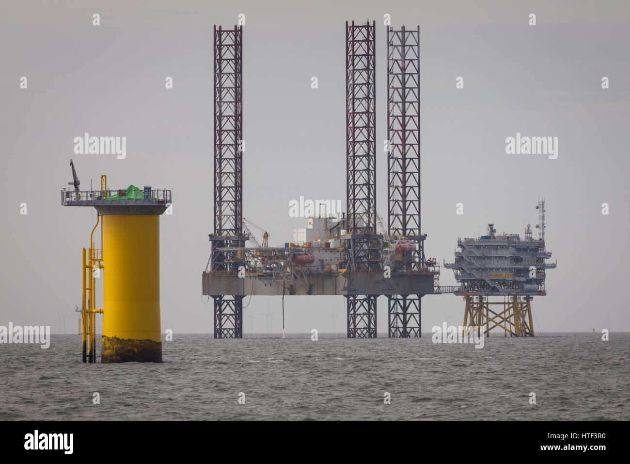 Der Atlantik Amsterdam neben dem ersten Rennen Bank Offshore-windpark (Zeile 01-Z02) Umspannwerk während der Bauphase 2017 aufgebockt. Stockfoto