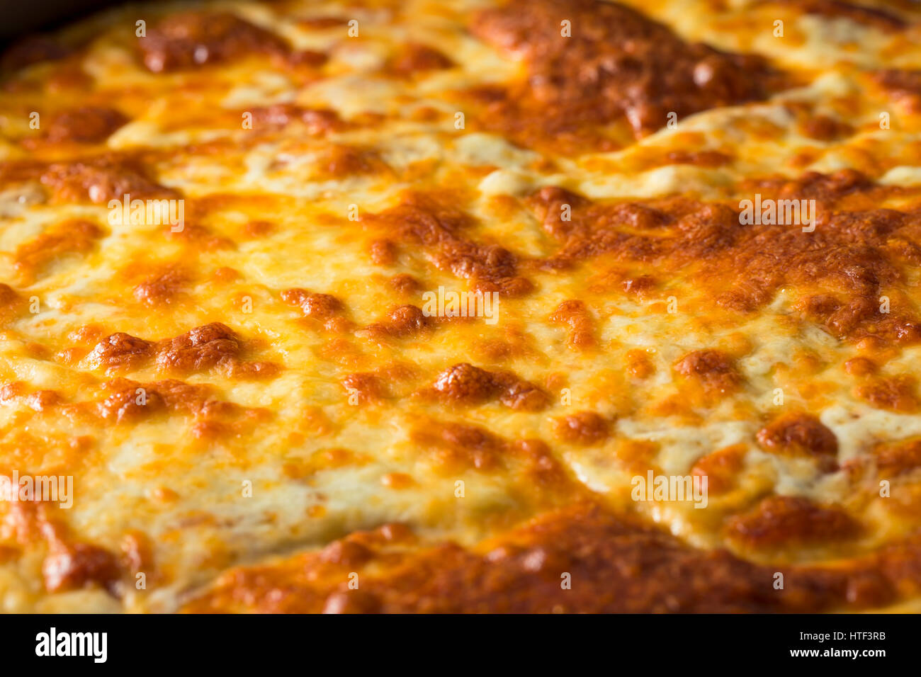 Hausgemachter Käse Pan Pizza fertig zum Verzehr Stockfoto