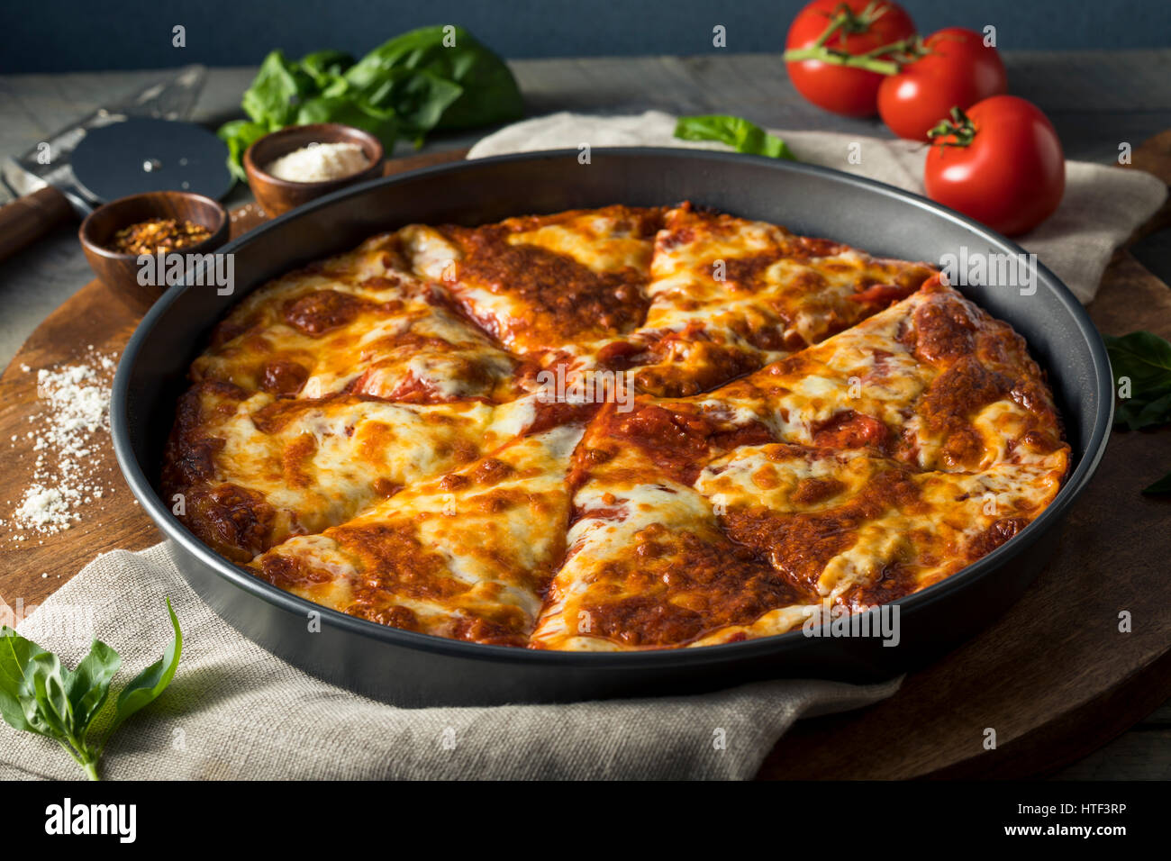 Hausgemachter Käse Pan Pizza fertig zum Verzehr Stockfoto