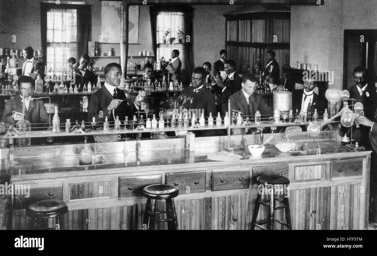 TUSKEGEE NORMAL und INDUSTRIAL INSTITUTE, Alabama, um 1900. Studenten in einem Chemie-Kurs. Stockfoto
