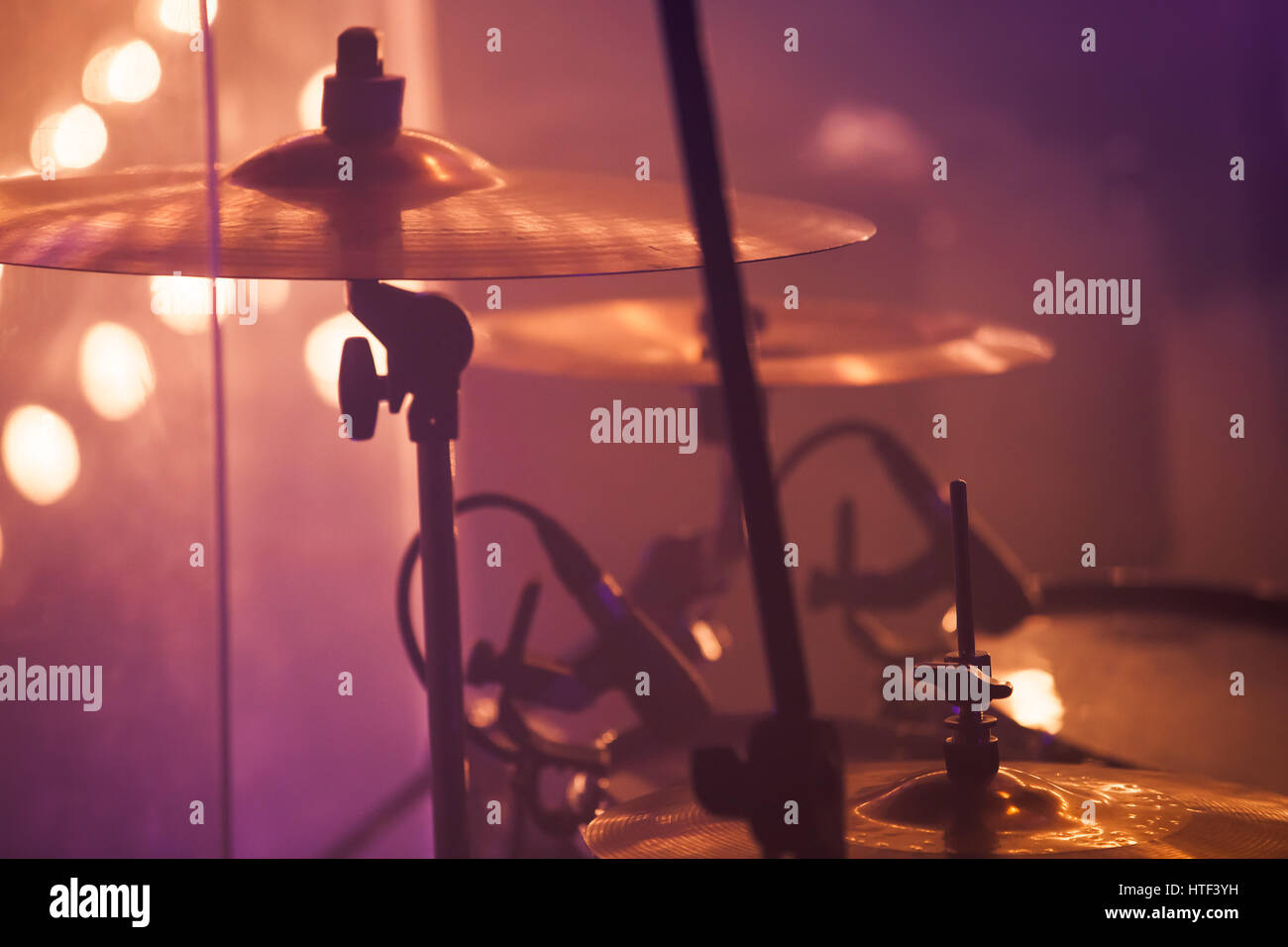 Live Rock Musikhintergrund, Schlagzeuger spielt mit Drumsticks auf Rock Drumset. Wärmen Sie getönten nahe Foto, selektiver Weichzeichner auf Stockfoto